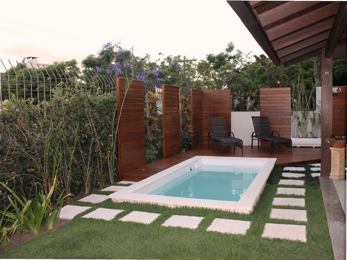 Jardim com piscina AP House