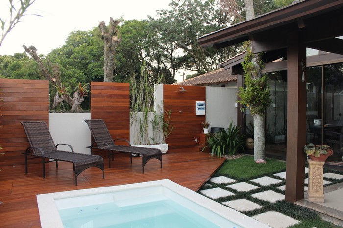 Jardim com piscina AP House